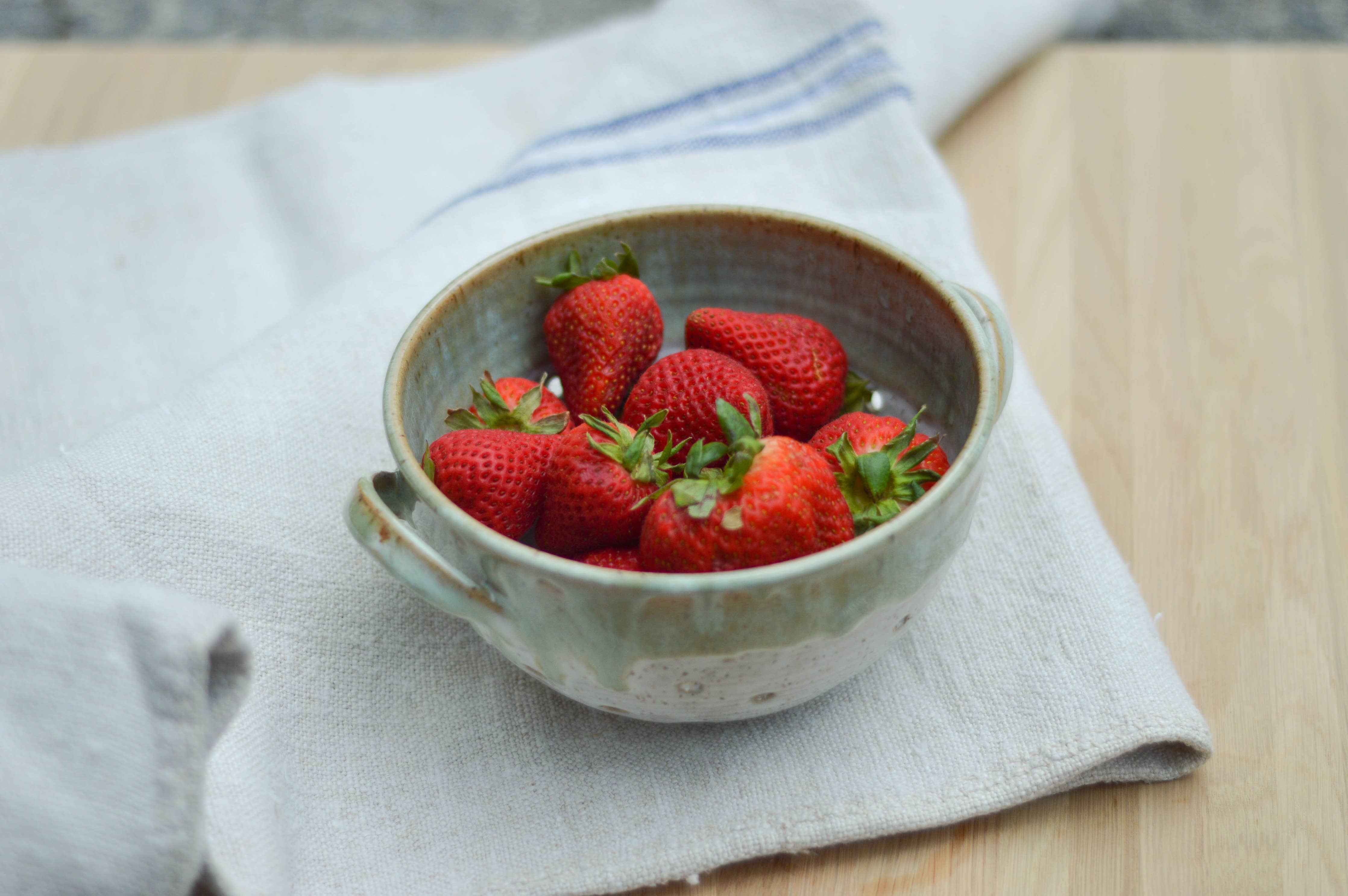 Berry Bowl: Antique White / Medium